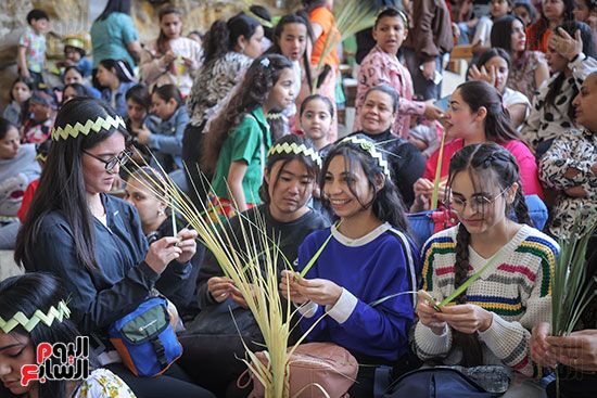بهجة السعف وأصوات الأجراس.. الأسر القبطية تصطحب أطفالها للاحتفال بأحد الشعانين