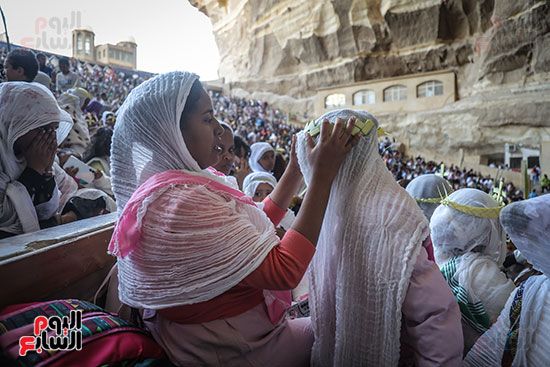 بهجة السعف وأصوات الأجراس.. الأسر القبطية تصطحب أطفالها للاحتفال بأحد الشعانين