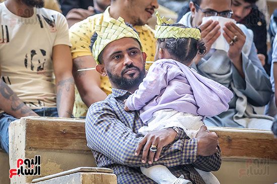 بهجة السعف وأصوات الأجراس.. الأسر القبطية تصطحب أطفالها للاحتفال بأحد الشعانين