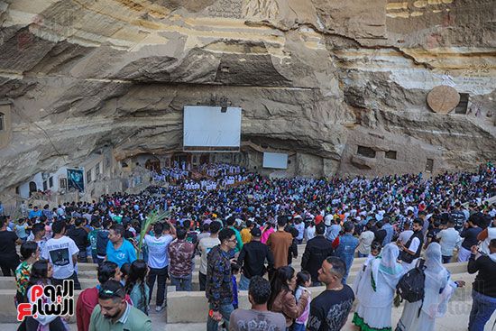 بهجة السعف وأصوات الأجراس.. الأسر القبطية تصطحب أطفالها للاحتفال بأحد الشعانين