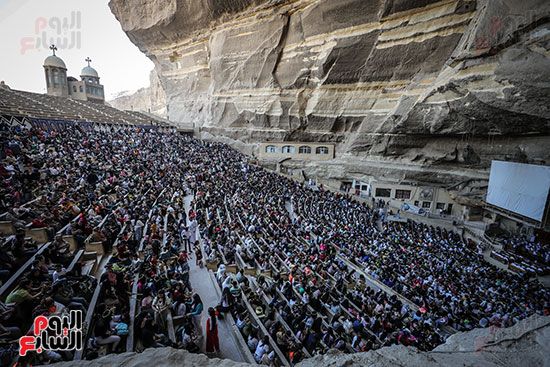 بهجة السعف وأصوات الأجراس.. الأسر القبطية تصطحب أطفالها للاحتفال بأحد الشعانين