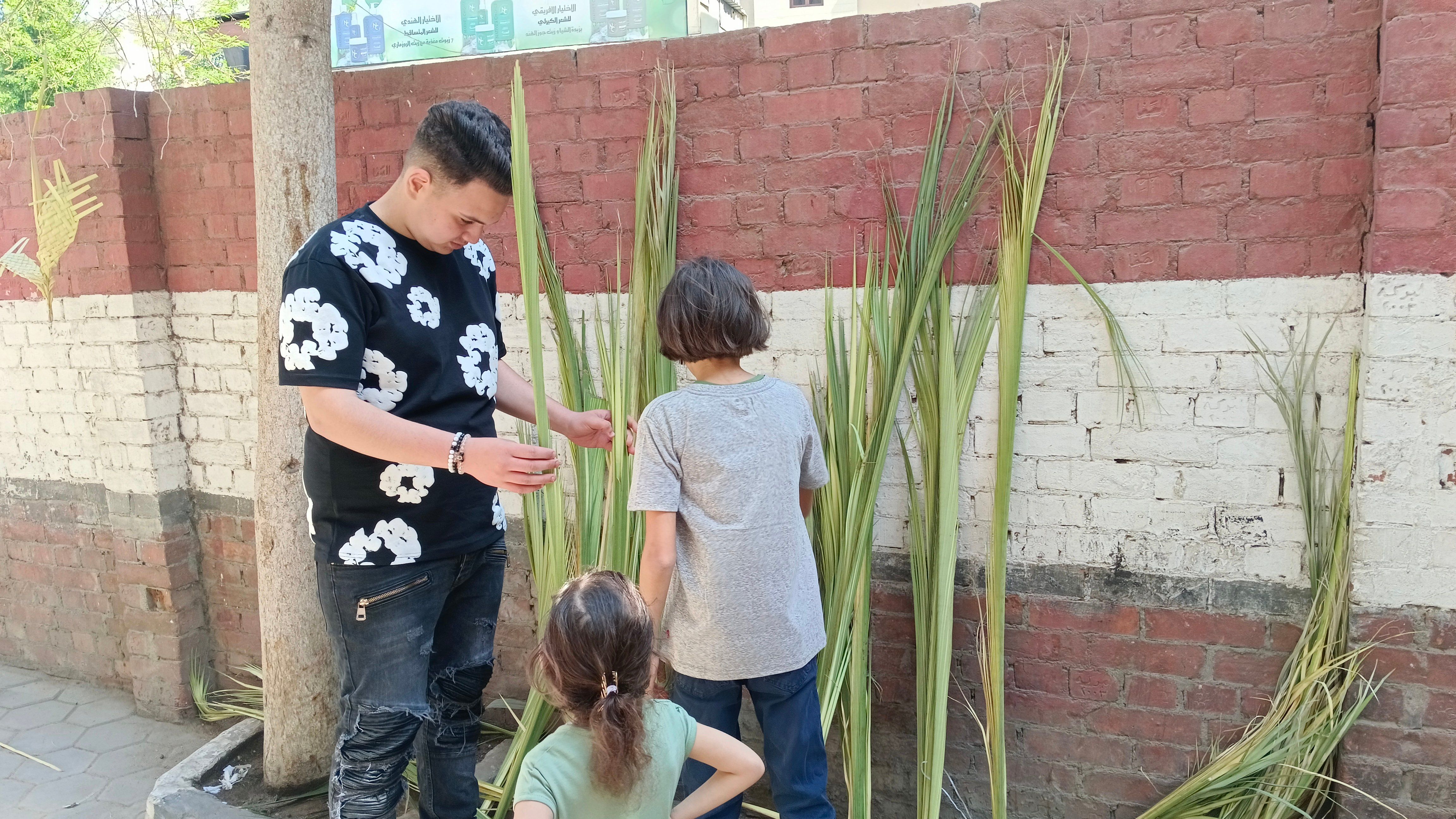 فرحة الكبار والصغار تزين السعف وتملأ الأرجاء بكنائس حارة زويلة.. صور