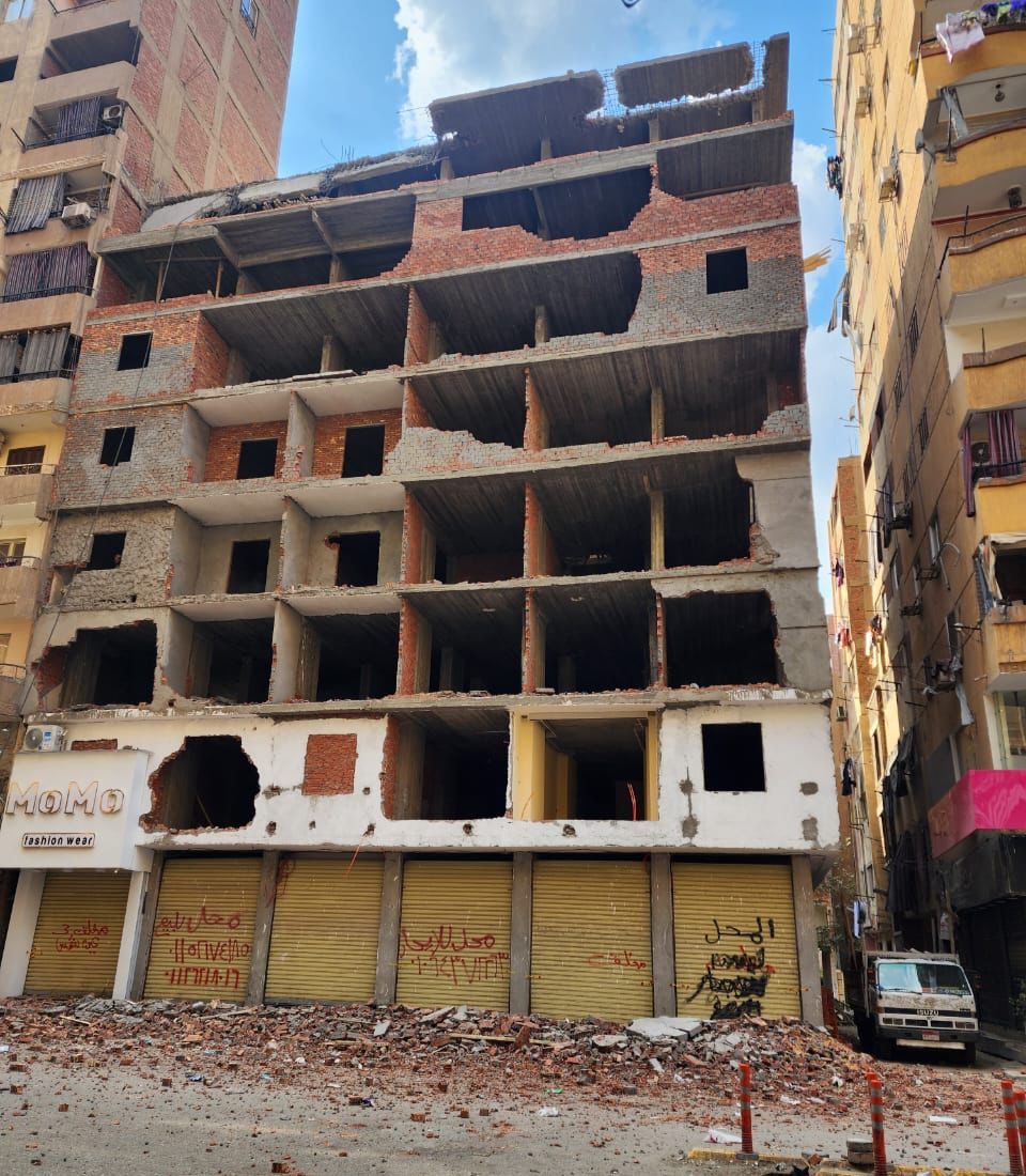 بدء إزالة عقار مخالف من 8 طوابق فى عين شمس استجابة للمواطنين.. صور