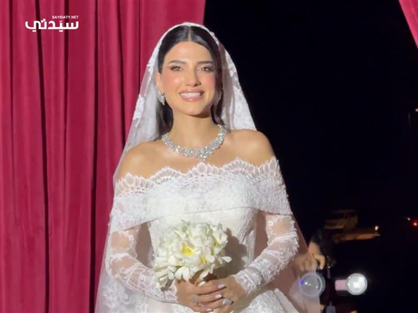 نارين بيوتي تخطف الأنظار في حفل زفافها بمكياج وتسريحة شعر ناعمة وجذابة