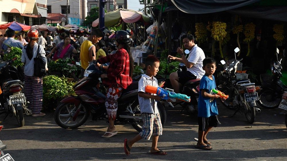 ماينمار تحتفل بمهرجان الماء وسط دمار الزلزال