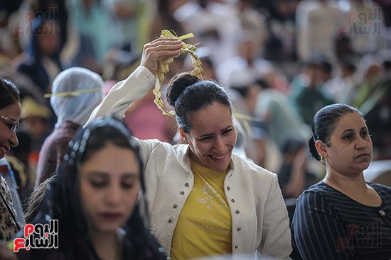 بهجة السعف وأصوات الأجراس.. الأسر القبطية تصطحب أطفالها للاحتفال بأحد الشعانين