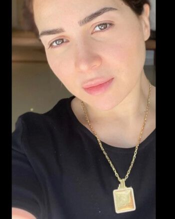 مي عز الدين تتألق بإطلالة طبيعية بدون مكياج وجمالها حديث المتابعين