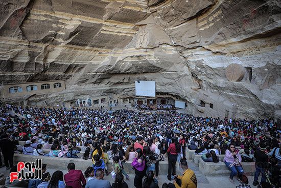 بهجة السعف وأصوات الأجراس.. الأسر القبطية تصطحب أطفالها للاحتفال بأحد الشعانين