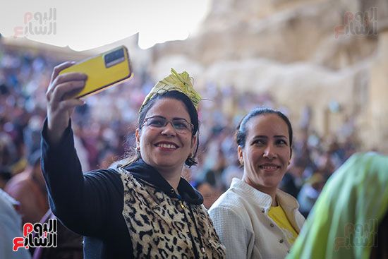 بهجة السعف وأصوات الأجراس.. الأسر القبطية تصطحب أطفالها للاحتفال بأحد الشعانين