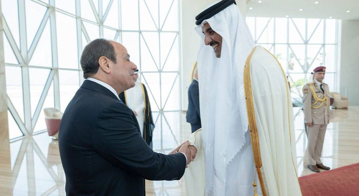 الخليج اليوم .. أمير قطر يتقدم مستقبلي الرئيس المصري