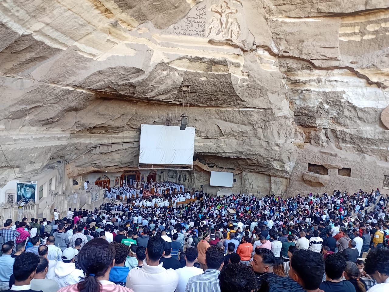 آلاف الأقباط يحتفلون بأحد السعف بدير سمعان الخراز بالمقطم