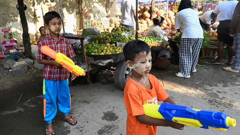 ماينمار تحتفل بمهرجان الماء وسط دمار الزلزال