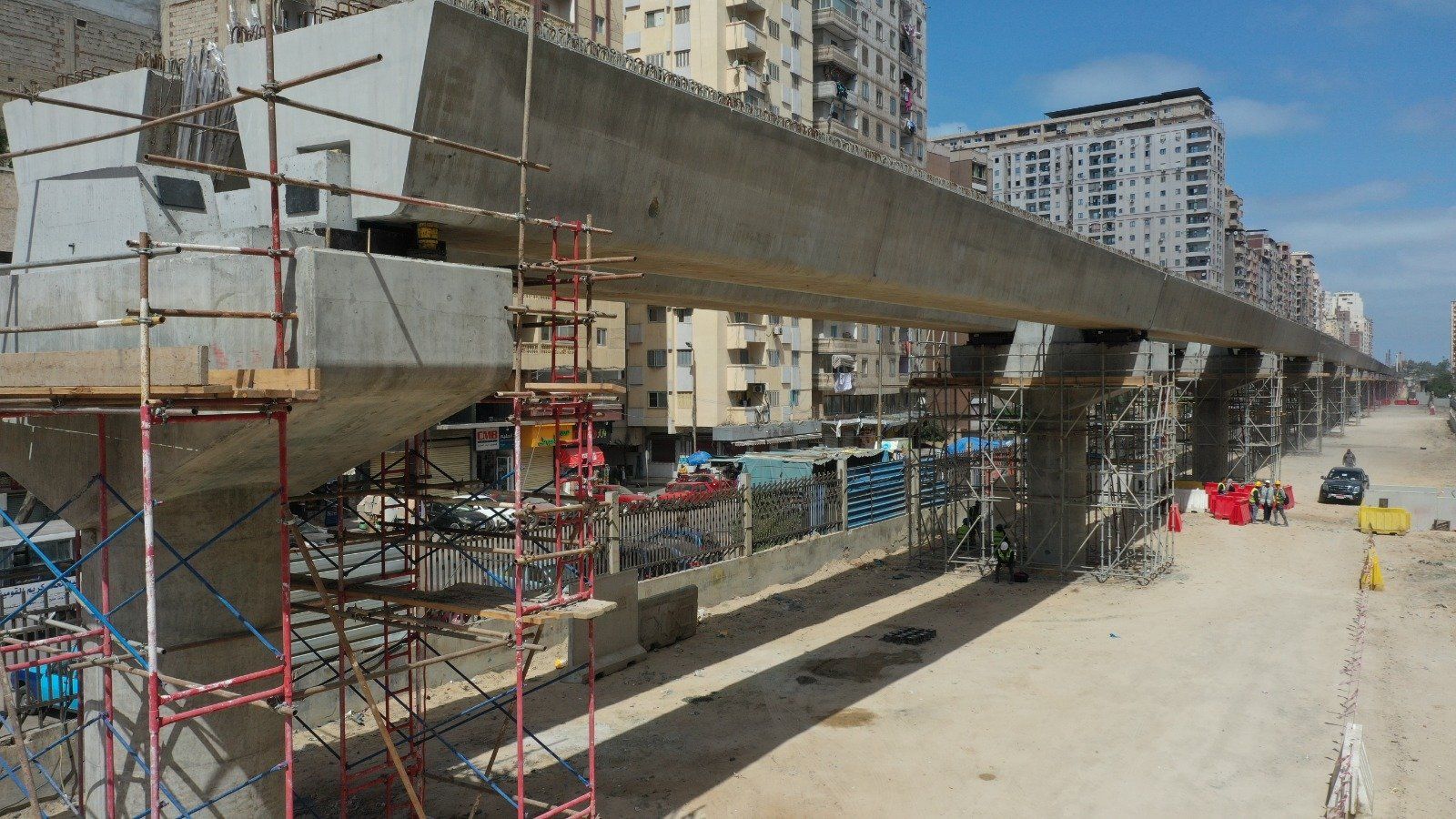 شاهد تركيب الكمرات الخرسانية للمرحلة الأولى من مترو الإسكندرية