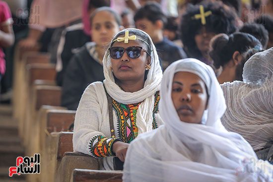 بهجة السعف وأصوات الأجراس.. الأسر القبطية تصطحب أطفالها للاحتفال بأحد الشعانين
