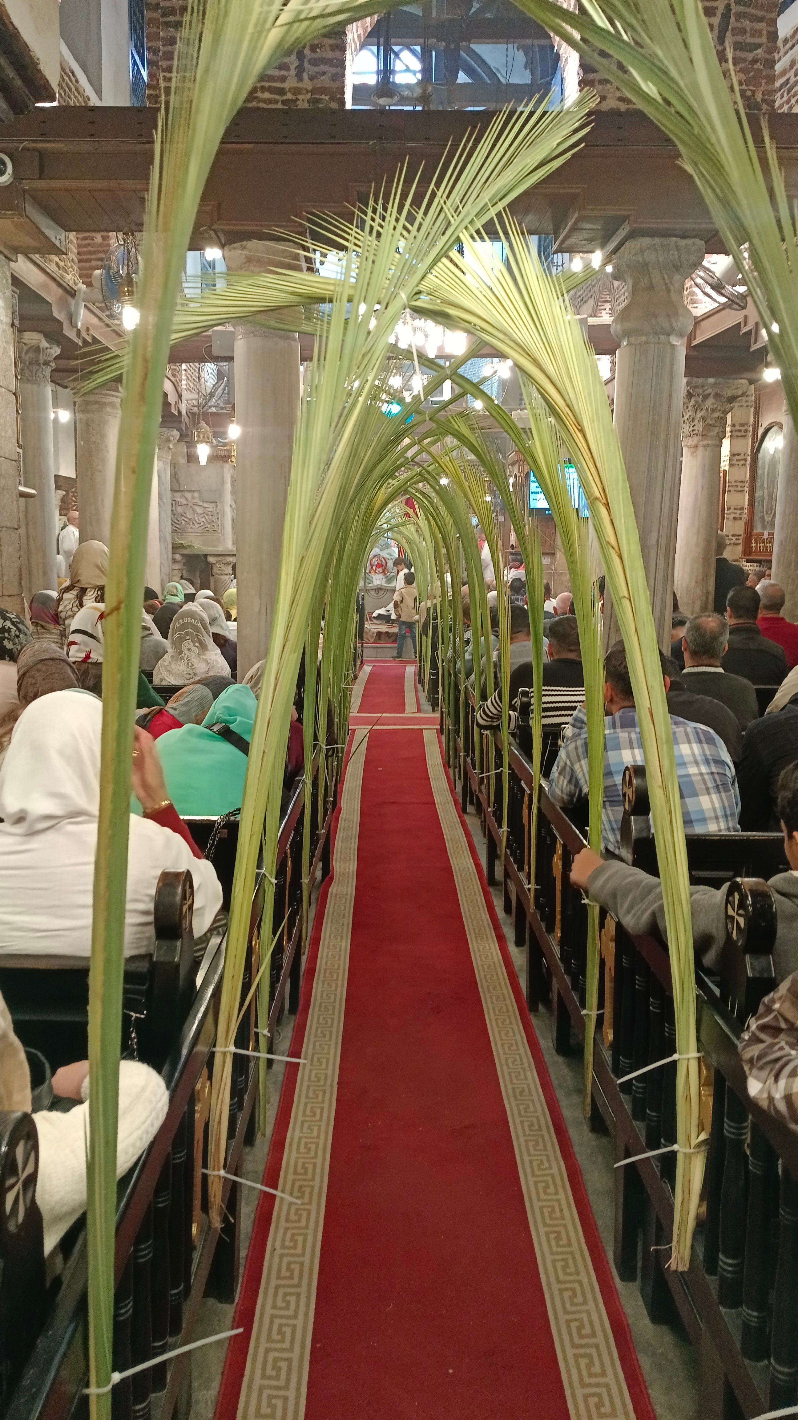 وسط أجواء روحانية.. كنيسة العذراء بحارة زويلة تحتفل بأحد السعف