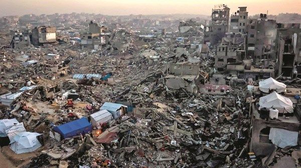 بلدية غزة تواصل الجمع الأولي للنفايات