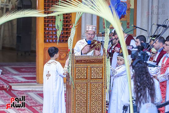 بهجة السعف وأصوات الأجراس.. الأسر القبطية تصطحب أطفالها للاحتفال بأحد الشعانين