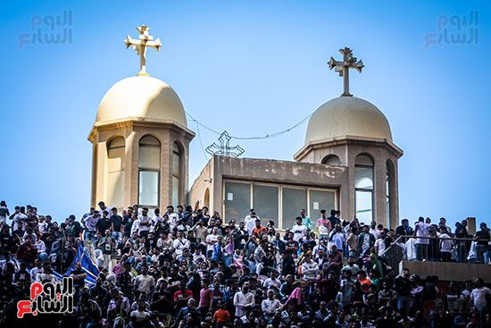بهجة السعف وأصوات الأجراس.. الأسر القبطية تصطحب أطفالها للاحتفال بأحد الشعانين