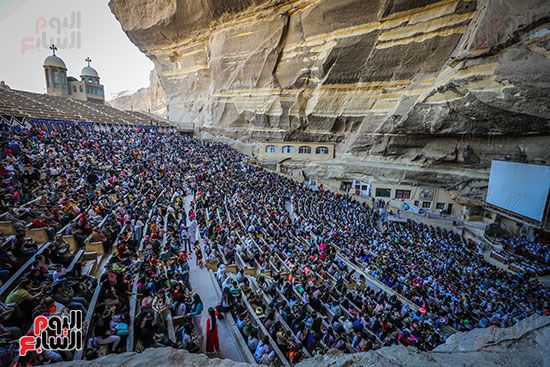 بهجة السعف وأصوات الأجراس.. الأسر القبطية تصطحب أطفالها للاحتفال بأحد الشعانين