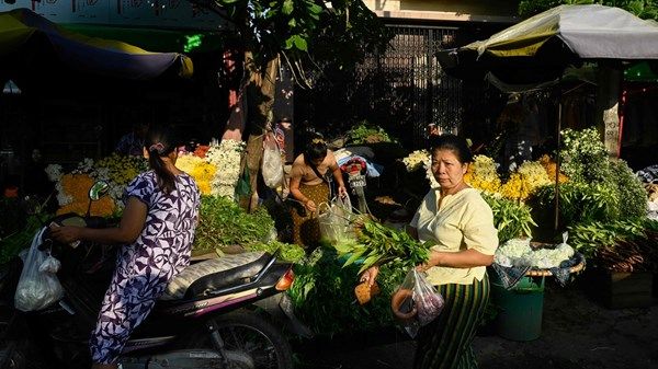 ماينمار تحتفل بمهرجان الماء وسط دمار الزلزال