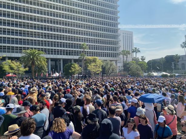 استمرار المظاهرات ضد ترامب.. ومشاركة بيرني ساندرز تجذب الآلاف