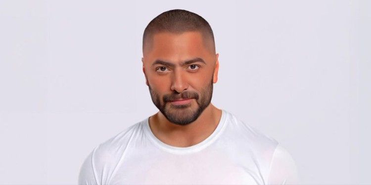 شخص أراد ان يُصبح شبيه تامر حسني وهكذا كانت النتيجة-بالفيديو