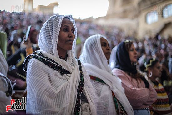 بهجة السعف وأصوات الأجراس.. الأسر القبطية تصطحب أطفالها للاحتفال بأحد الشعانين