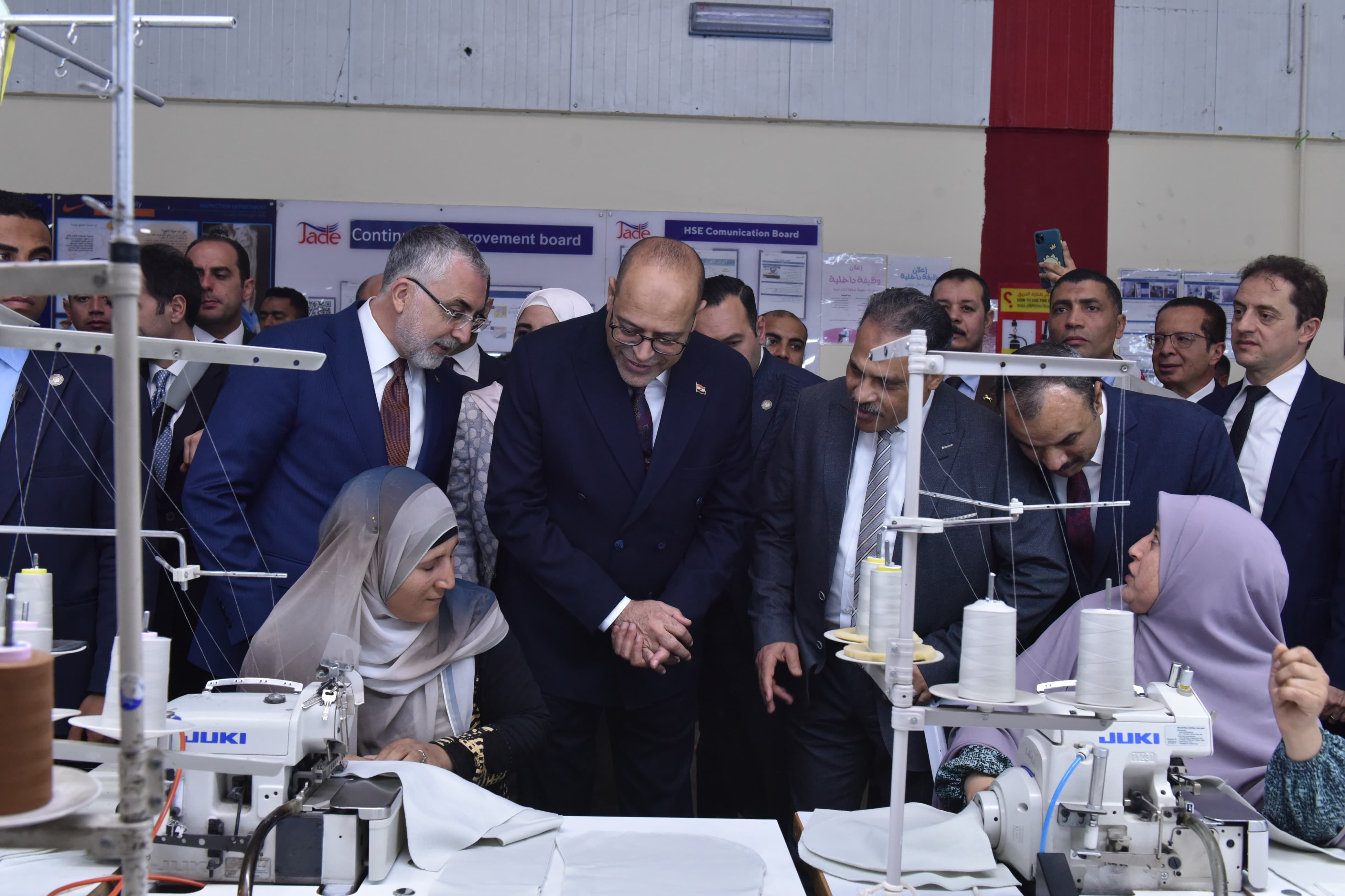 وزير العمل يصطحب نظيره التركي في زيارة إلى شركة بالعاشر من رمضان