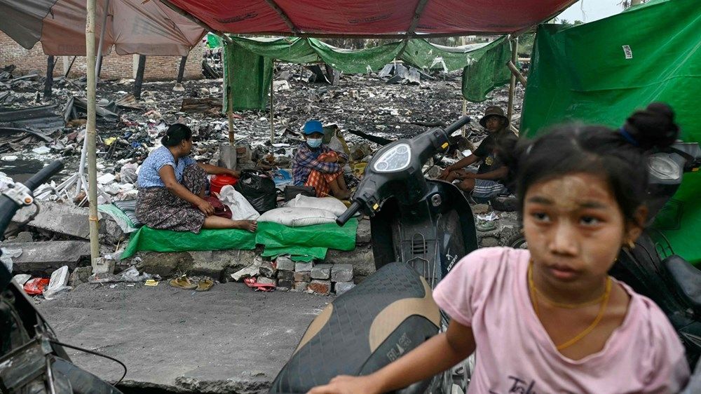 ماينمار تحتفل بمهرجان الماء وسط دمار الزلزال