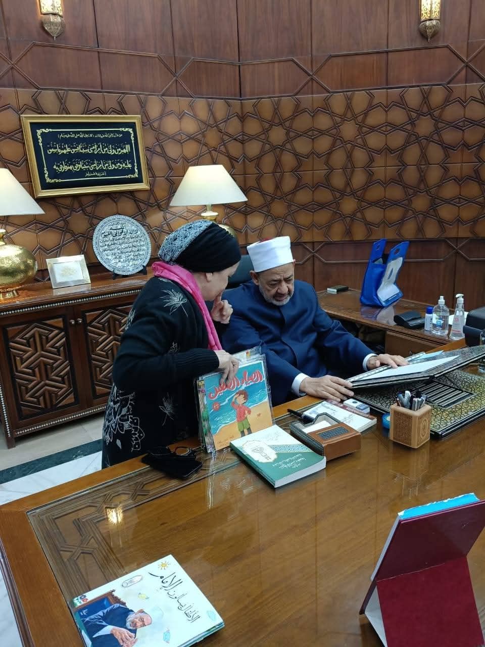 شيخ الأزهر يتابع إصدارات مجلة نور للأطفال عقب عودته لمكتبه اليوم.. صور