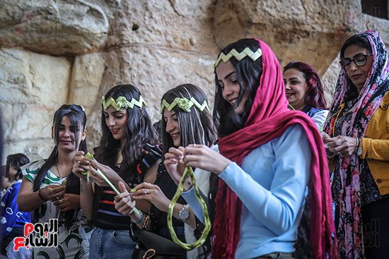 بهجة السعف وأصوات الأجراس.. الأسر القبطية تصطحب أطفالها للاحتفال بأحد الشعانين