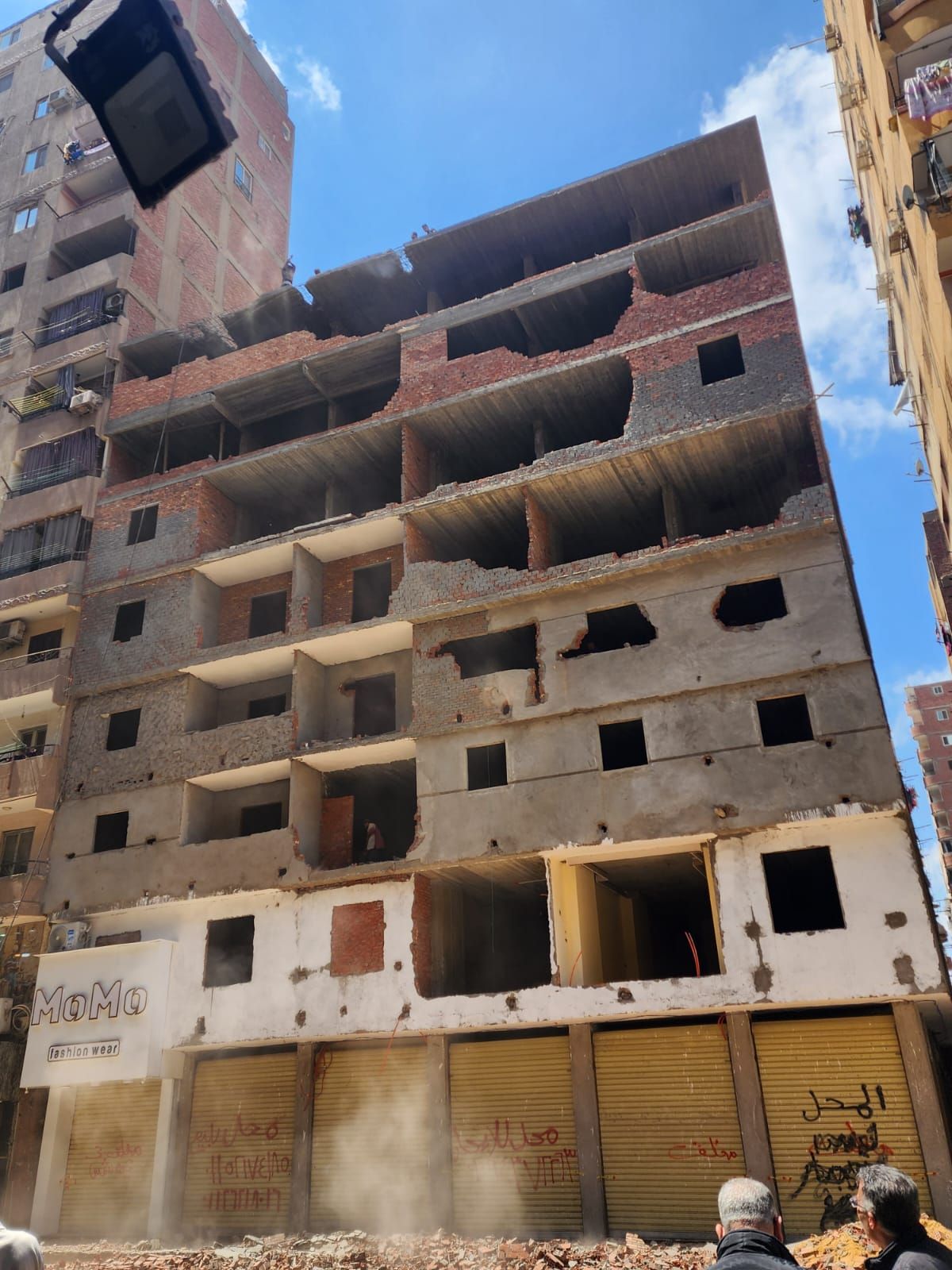 بدء إزالة عقار مخالف من 8 طوابق فى عين شمس استجابة للمواطنين.. صور