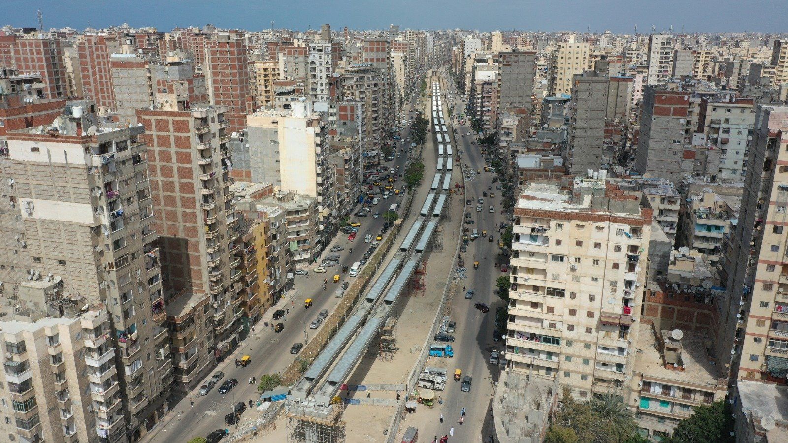 شاهد تركيب الكمرات الخرسانية للمرحلة الأولى من مترو الإسكندرية