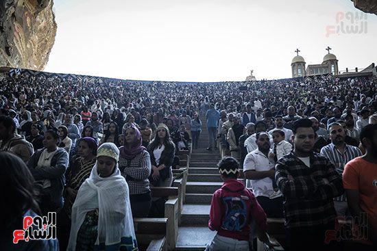 بهجة السعف وأصوات الأجراس.. الأسر القبطية تصطحب أطفالها للاحتفال بأحد الشعانين