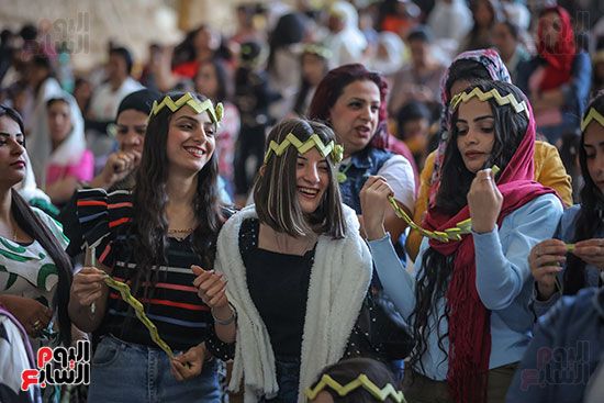 بهجة السعف وأصوات الأجراس.. الأسر القبطية تصطحب أطفالها للاحتفال بأحد الشعانين