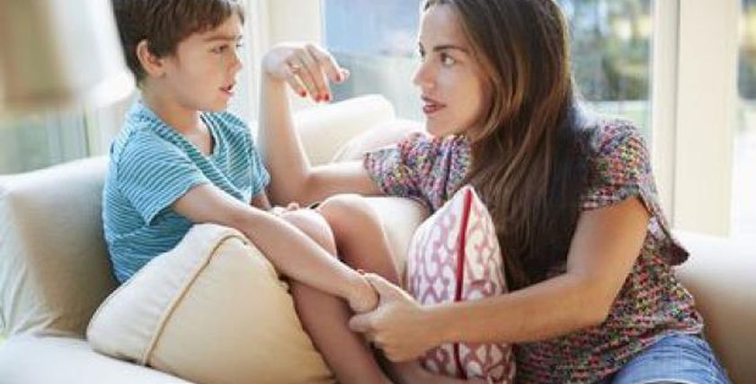 مخاطر الجلوس الخاطئ للأطفال.. طبيب عظام يقدم روشتة للوقاية منها