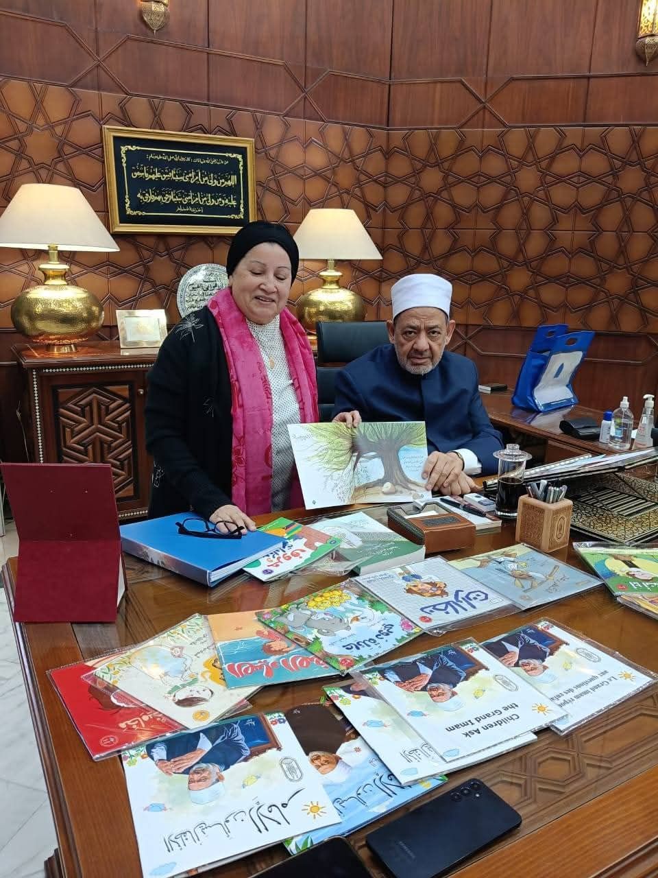 شيخ الأزهر يتابع إصدارات مجلة نور للأطفال عقب عودته لمكتبه اليوم.. صور