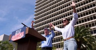 استمرار المظاهرات ضد ترامب.. ومشاركة بيرني ساندرز تجذب الآلاف