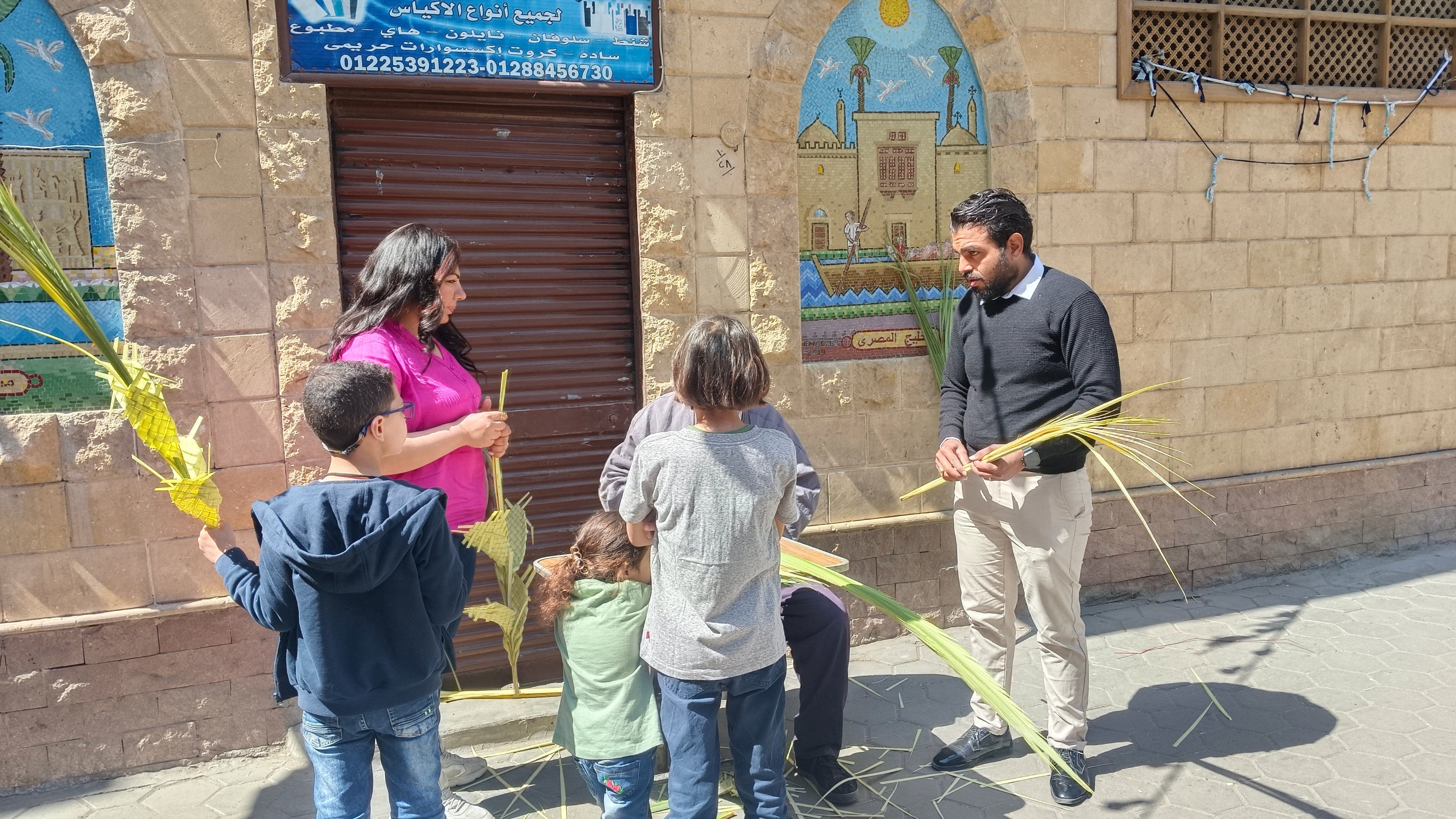 فرحة الكبار والصغار تزين السعف وتملأ الأرجاء بكنائس حارة زويلة.. صور