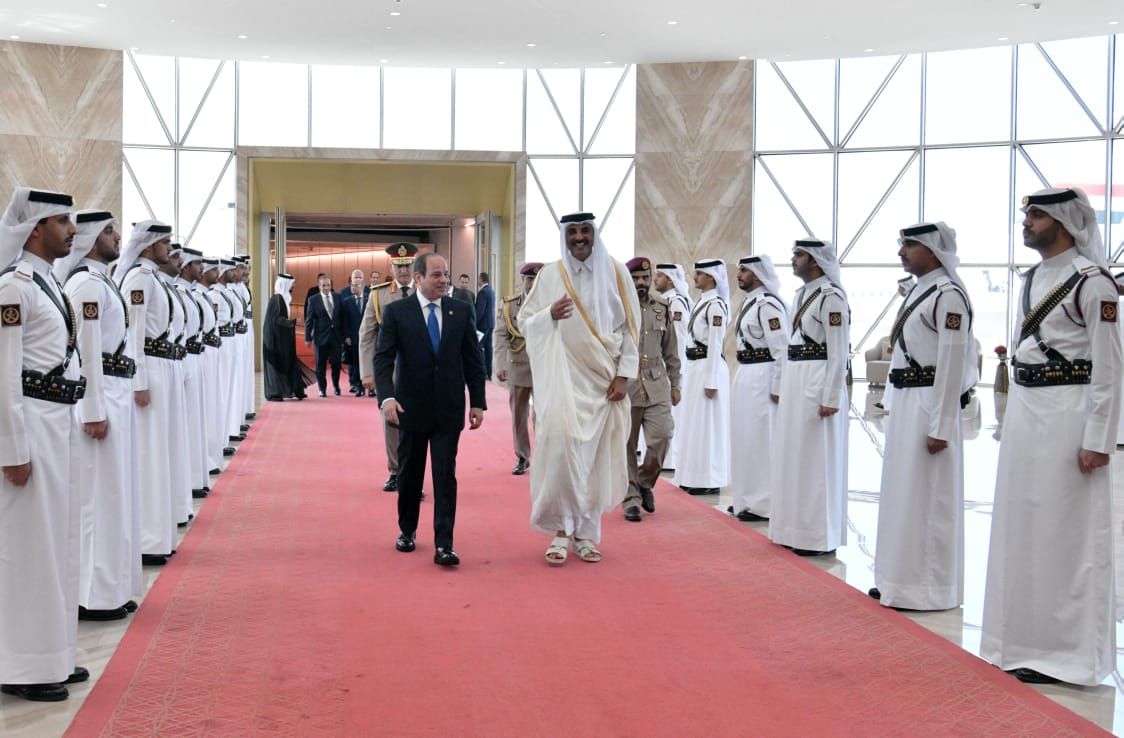 الرئيس السيسى يصل الدوحة.. وأمير قطر فى مقدمة مستقبليه.. صور
