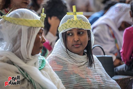 بهجة السعف وأصوات الأجراس.. الأسر القبطية تصطحب أطفالها للاحتفال بأحد الشعانين