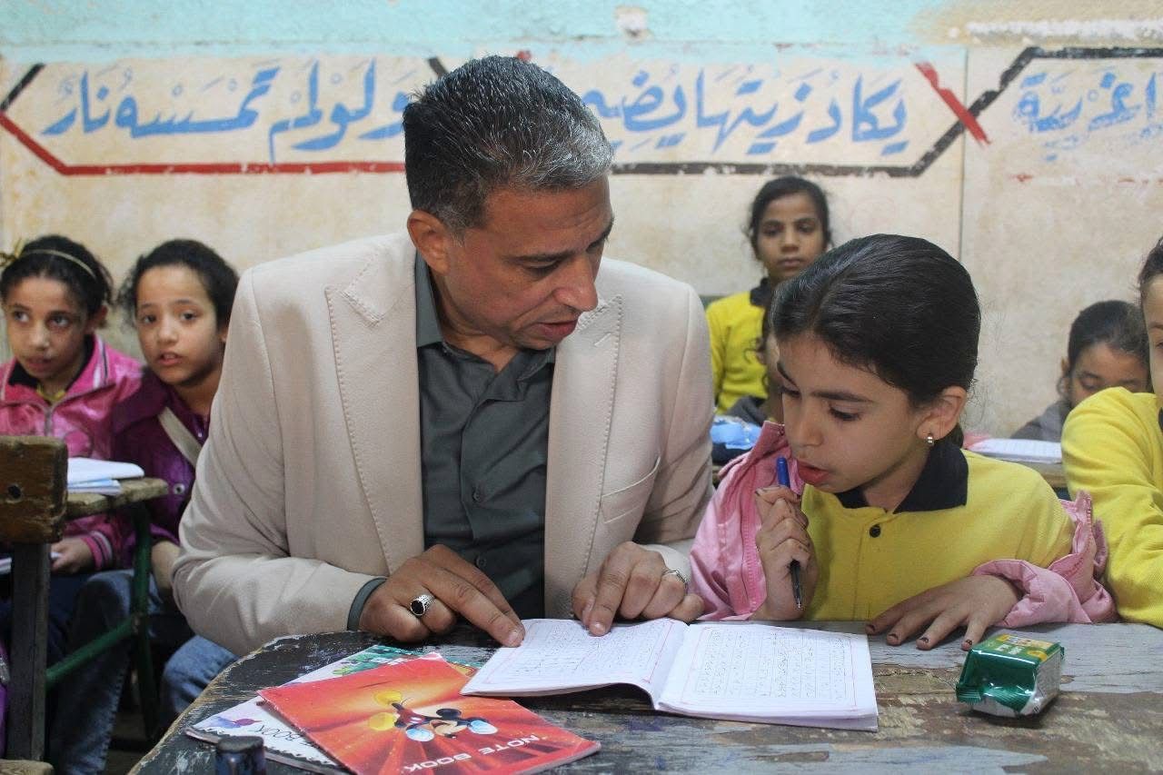 تحويل معلمة ومدير مدرسة للشؤون القانونية في الجيزة