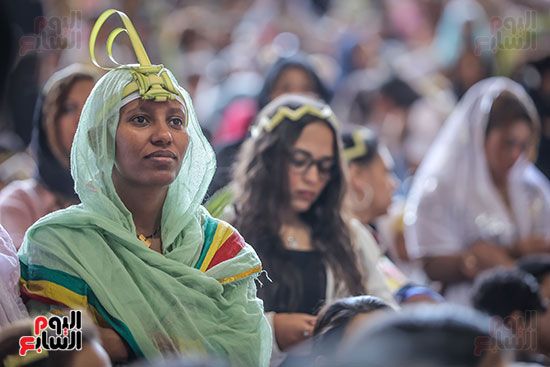 بهجة السعف وأصوات الأجراس.. الأسر القبطية تصطحب أطفالها للاحتفال بأحد الشعانين