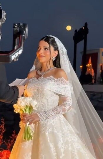 صدمة غير متوقعة .. فستان زفاف نارين بيوتي فضح ما تعرض له إيلي صعب