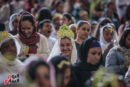 بهجة السعف وأصوات الأجراس.. الأسر القبطية تصطحب أطفالها للاحتفال بأحد الشعانين