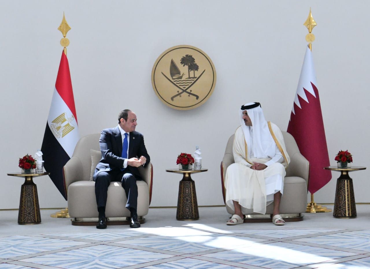 الرئيس السيسى يصل الدوحة.. وأمير قطر فى مقدمة مستقبليه.. صور