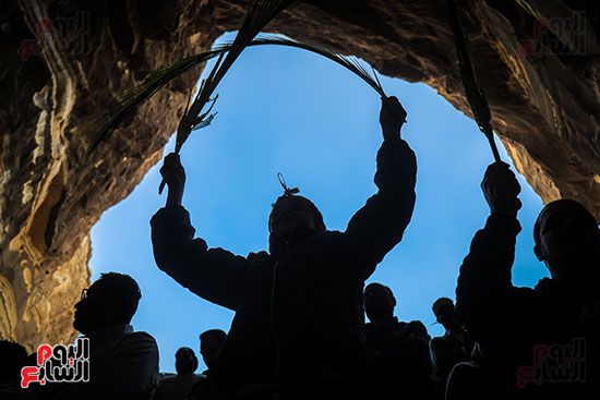 بهجة السعف وأصوات الأجراس.. الأسر القبطية تصطحب أطفالها للاحتفال بأحد الشعانين