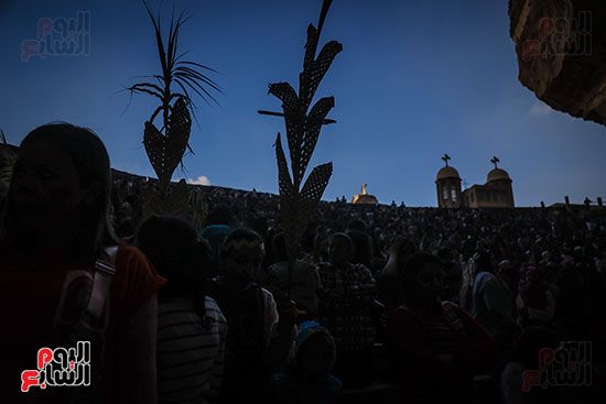 بهجة السعف وأصوات الأجراس.. الأسر القبطية تصطحب أطفالها للاحتفال بأحد الشعانين