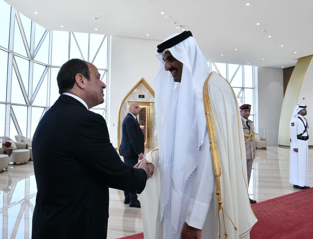 الرئيس السيسى يصل الدوحة.. وأمير قطر فى مقدمة مستقبليه.. صور