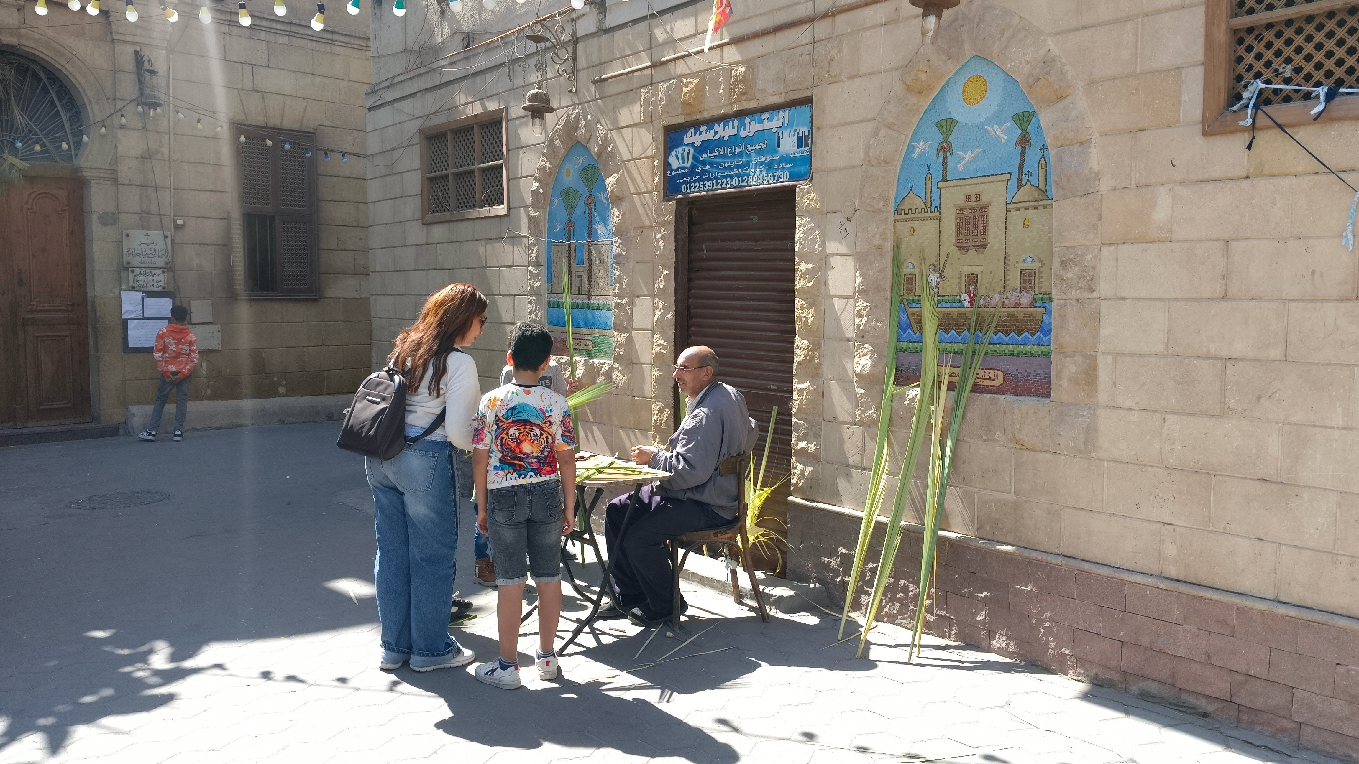 فرحة الكبار والصغار تزين السعف وتملأ الأرجاء بكنائس حارة زويلة.. صور